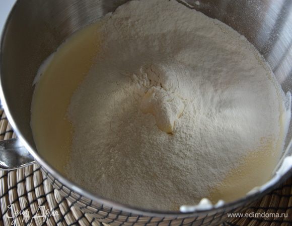 Просеять муку и перемешать.