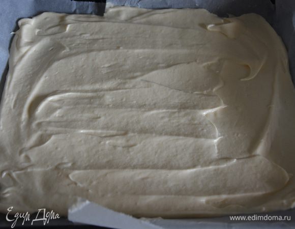 Разделить тесто на 2 части. Выложить тесто на противень, застеленный бумагой для выпечки. Получится 2 бисквита.