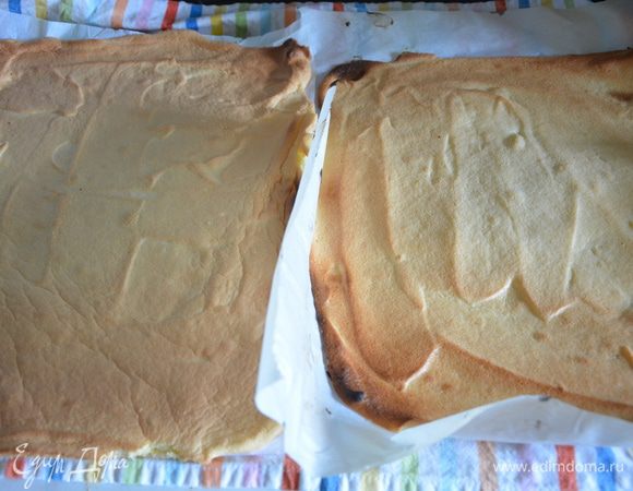 Выпекать в хорошо разогретой духовке при 225°С 7-9 минут (зависит от вашей духовки). Я выпекала 2 бисквита одновременно: на верхнем и среднем уровнях. Через 4 минуты поменяла противни местами. Готовность проверяла по цвету и мягкости. Важно не передержать бисквит, иначе он будет ломким и не свернется.