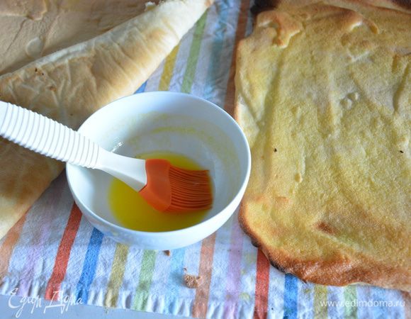 Пропитать бисквиты свежевыжатым апельсиновым соком (подойдет любой сок на ваш вкус). Пропитку подготовьте заранее и пропитывайте сразу, чтобы бисквит не высох.