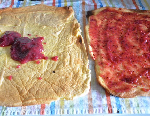 Смазать бисквиты джемом.