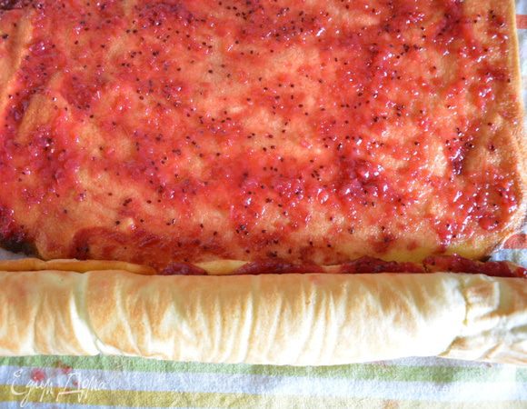 Свернуть в рулет. Состыковать со вторым бисквитом и свернуть до конца.