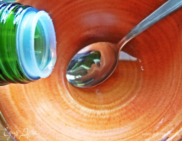 В емкость для заправки влить ароматное масло, можно двух видов.