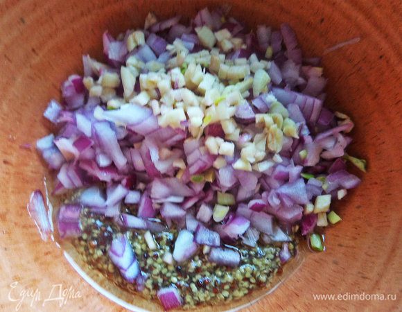 Пересыпать лук, чеснок.