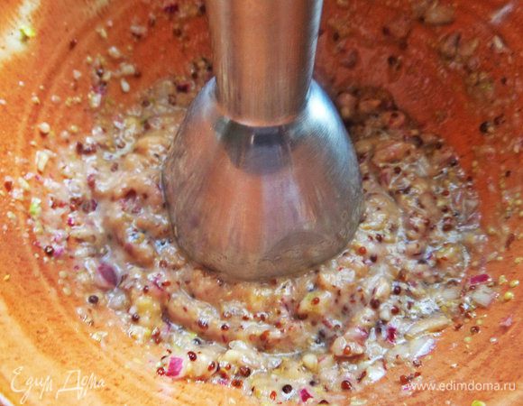 Влить яблочный уксус или лимонный сок. Взбить блендером до однородной текстуры.