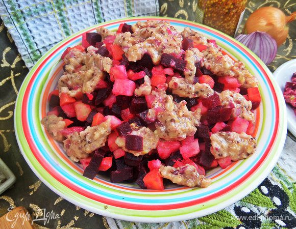 Полить или перемешать с овощами.