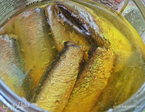 Шпроты отделить от масла.