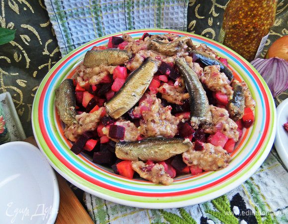 Положить рыбку сверху при подаче.