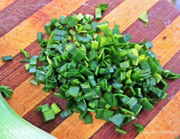 Порей или зеленый лук измельчить.