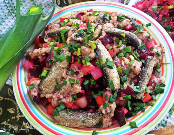 Украсить луком сверху.