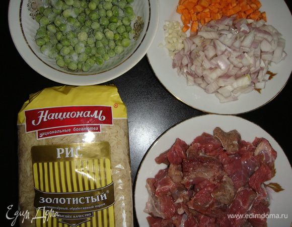 Мясо помыть, обсушить бумажными полотенцами и нарезать небольшими кусочками. Лук, морковь и чеснок нарезать кубиками.