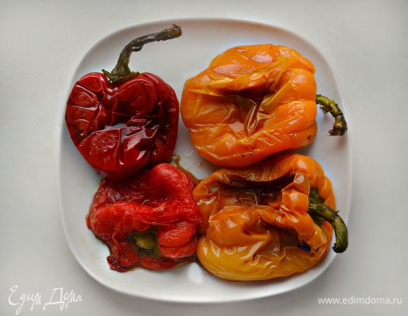 Болгарский перец (4 небольшие шт.) помыть и запечь в духовке либо в сковороде под крышкой, периодически переворачивая. Дать остыть в целлофановом пакете и очистить от шкурки. Порезать перец небольшими кусочками.