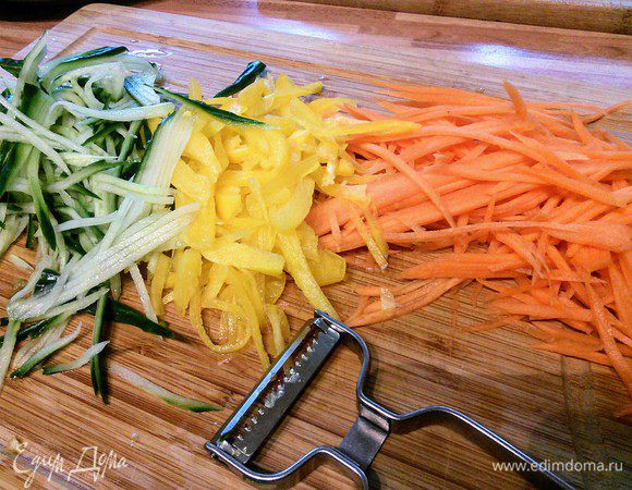 Совершенно обычный овощной салат, который становится сочным и привлекательным благодаря необычной нарезке. Овощи нарезать специальной нарезкой. Выложить салат корн на широкое блюдо, сверху разложить овощи.