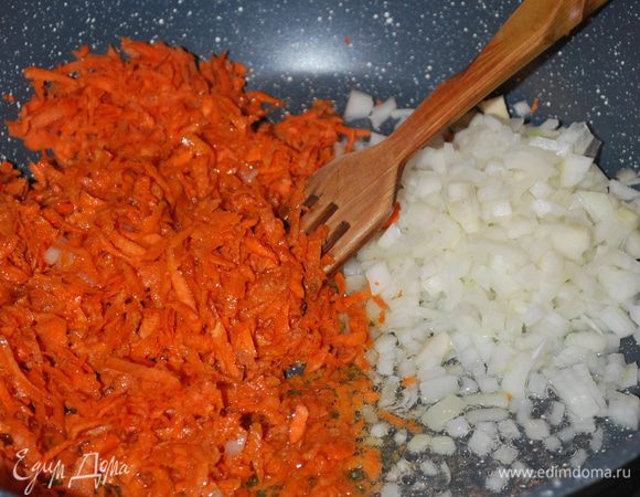 Говяжий бульон варится. Мы готовим основу для харчо. Обжариваем на растительном масле морковь и лук.