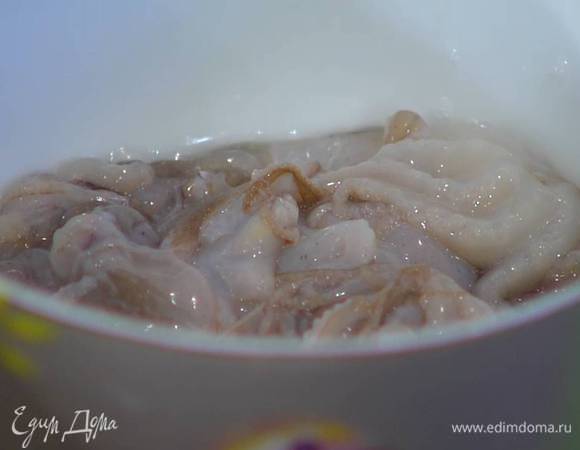 Креветок и кальмаров по отдельности предварительно разморозить.