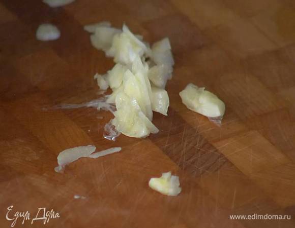 Один зубчик чеснока почистить, раздавить плоской стороной ножа и мелко порубить.