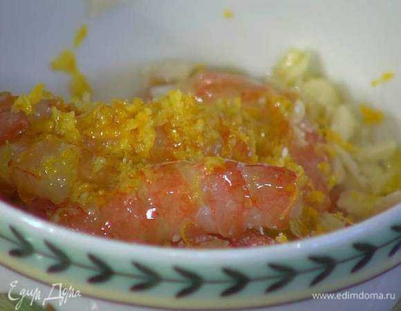 К креветкам добавить измельченный чеснок, половину лимонной цедры, влить 1 ст. ложку оливкового масла, посолить, поперчить, перемешать и дать постоять.