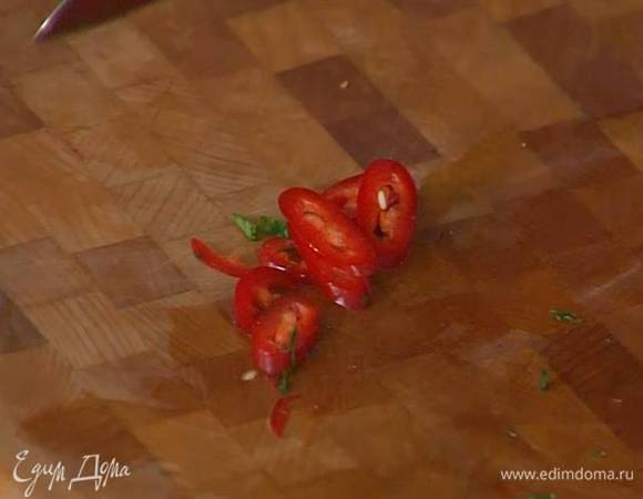 Перец чили порезать тонкими колечками.