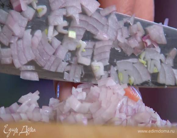 Шалот и оставшийся зубчик чеснока почистить и очень мелко порубить.