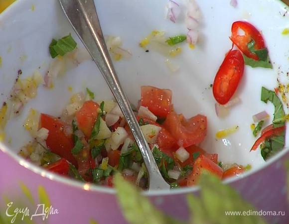 Приготовить соус вьерж: измельченный лук и чеснок соединить с помидорами, перцем чили, базиликом и оставшейся цедрой лимона, влить лимонный сок и оливковое масло Extra Virgin, добавить сахарную пудру, соль и перец, все перемешать.