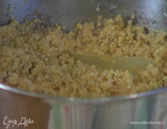 Киноа, добавив шалот и 1 стебель сельдерея, отварить согласно инструкции на упаковке до готовности, затем овощи удалить.
