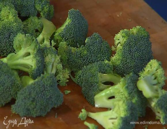 Брокколи разделить на маленькие соцветия.