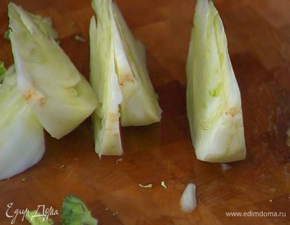 Фенхель нарезать тонкими ломтиками.