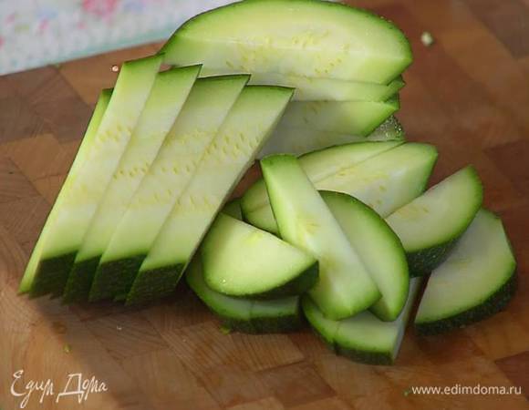 Цукини и оставшийся сельдерей нарезать небольшими кусочками.