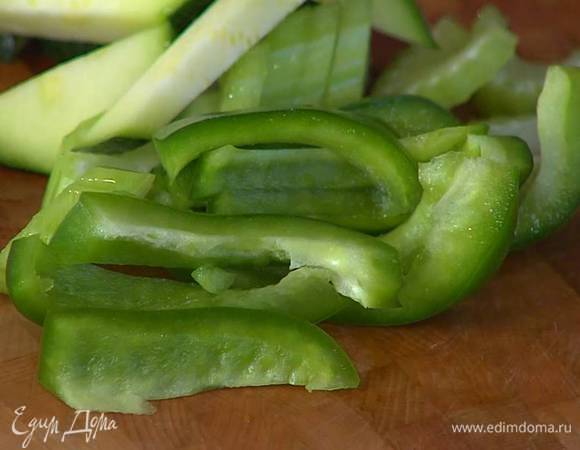 Сладкий перец, удалив семена и плодоножку, нарезать полосками.