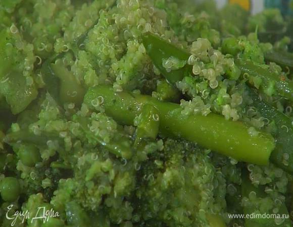 В бульон добавить цукини, сельдерей, сладкий перец и размороженные овощи, поварить еще немного и откинуть на дуршлаг, затем вернуть овощи в кастрюлю, добавить пюре из брокколи и отваренную киноа, влить оставшееся оливковое масло, посолить, поперчить, все перемешать и выложить на блюдо.