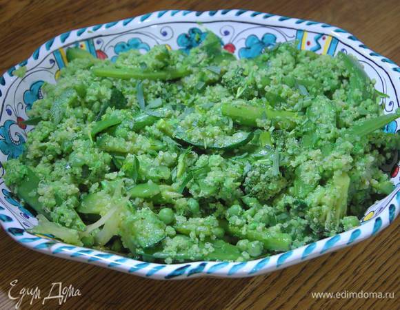 Тархун мелко порубить и посыпать киноа с овощами.