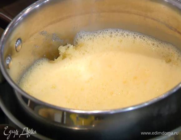 Яйца взбить в комбайне так, чтобы они увеличились в объеме, добавить в кастрюлю с маслом и медом и, перемешивая, прогревать, пока масса не заварится, а сахар полностью не растворится.