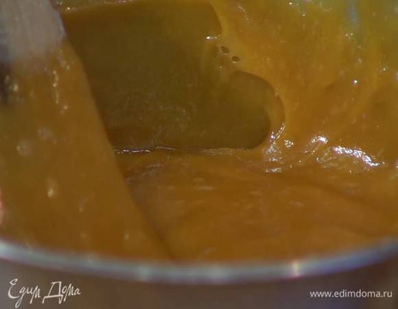 Вернуть кастрюлю на водяную баню и, непрерывно перемешивая, прогреть тесто, затем всыпать через сито еще 100 г муки, все вымешать, уменьшить огонь до минимума и, периодически перемешивая, держать тесто на водяной бане еще час, пока оно не приобретет карамельный оттенок.