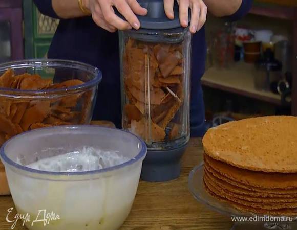 Обрезанные края теста измельчить в блендере в мелкую крошку.