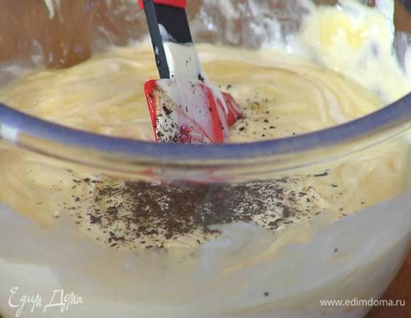 Приготовить крем: сметану соединить с медом, добавить сахарную пудру, измельченную ваниль, все перемешать и поместить в морозильник на 20‒30 минут, затем взбить блендером с насадкой-венчиком.