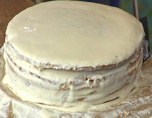 Коржи полностью остудить, затем, смазывая кремом, уложить их друг на друга, верхний корж также смазать кремом и поставить торт в холодильник.