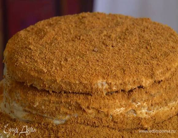 Охлажденный торт со всех сторон обсыпать крошкой из теста и дать постоять, а перед подачей еще раз посыпать крошкой, чтобы она хрустела.