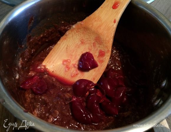 Смешать грушевое пюре, шоколад и вишню.