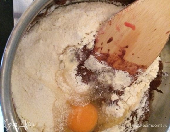Добавить протеин, муку и яйцо.