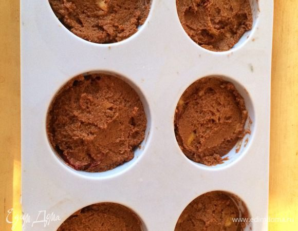 Разложить по формам (у меня силиконовая форма для маффинов) и выпекать в предварительно разогретой духовке при 180°С 15-20 минут. Охладить при комнатной температуре, затем в холодильнике.
 