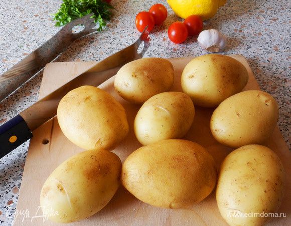 Картофель помыть, обсушить. Картофель должен быть примерно одного размера.