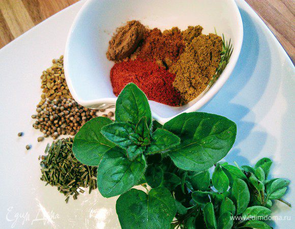 Специи — это основная составляющая чили. Сегодня это смесь, которую можно составить на свой вкус. Я положила от каждой приправы по 2/3 ч. л. Те специи, которые у меня были в семенах, я смолола на старой добро кофемолке и смешала с остальными. Единственной специей, которая была в свежем виде, был орегано. Из смеси этих специи непосредственно для данного рецепта нам понадобятся 3 ч. л. Если у вас не найдется той или иной приправы, не расстраивайтесь. 