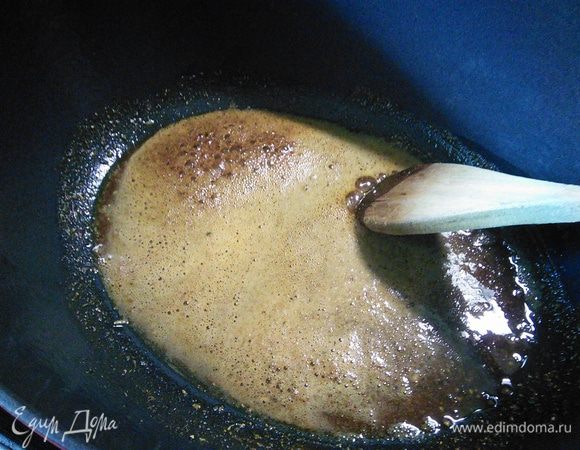 Вторым шагом рекомендую очистить картофель, болгарский перец, лук и порезать на порционные кусочки, а лук мелко порубить. В большой кастрюле с толстым дном разогреть масло, добавить специи и обжарить в масле до появления аромата. 