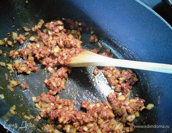 Пассеровать несколько минут.