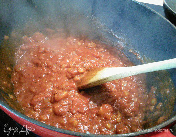 Добавить консервированные помидоры.