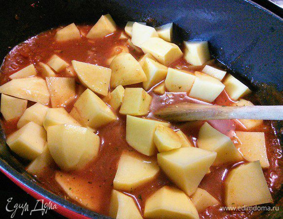 Залить бульоном, выложить картофель, довести до кипения, уменьшить огонь и тушить на маленьком огне под крышкой 45 минут. Иногда помешивать, чтобы не подгорело. 