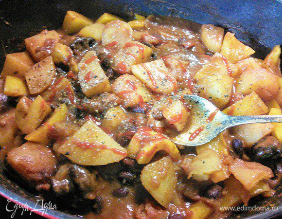 В конце готовки заправить блюдо уксусом (у меня светлый бальзамический), соусом или перцем чили, соевым соусом, свежемолотым перцем и при необходимости солью. 