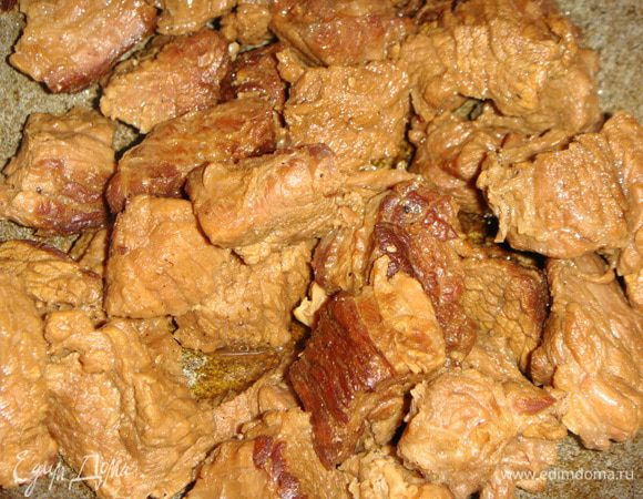 Нагреть сковороду или казан (я жарила в казане ), влить часть подсолнечного масла, выложить мясо и обжаривать на небольшом огне в течение 40 минут, минут через 10-15 подлить немного воды. Минут за 5 до конца готовки говядину посолить, поперчить, добавить хмели-сунели.