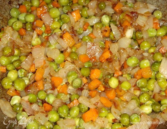 В казане (сковороде), где готовилось мясо, обжарить все овощи в течение 10 минут, посолить.