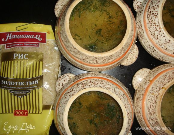 Влить бульон, посыпать рубленым укропом и посолить по вкусу. Жидкости должно быть выше риса на палец. Если бульона не хватает, тогда подлить воды.